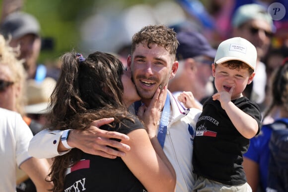 Victor Koretzky fête sa médaille d'argent aux JO de Paris après l'épreuve de cross country de VTT, avec sa femme Léa et leur fils le 29 juillet 2024. Photo by Nicolas Gouhier/ABACAPRESS.COM