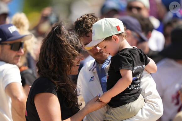 Victor Koretzky fête sa médaille d'argent aux JO de Paris après l'épreuve de cross country de VTT, avec sa femme Léa et leur fils, le 29 juillet 2024. Photo by Nicolas Gouhier/ABACAPRESS.COM