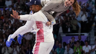 JO Paris 2024 : Manon Apithy-Brunet et son mari (aussi sportif) enflamment le public avec une incroyable célébration après sa médaille d'or (VIDEO)