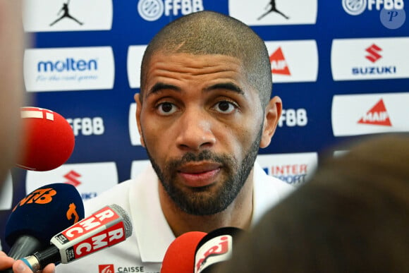 Malheureusement, il est mort terrassé par une crise cardiaque en plein match
Nicolas Batum - Conférence de presse de l'équipe de France de basket à Paris, le 27 juin 2024. © Federico Pestellini / Panoramic / Bestimage 