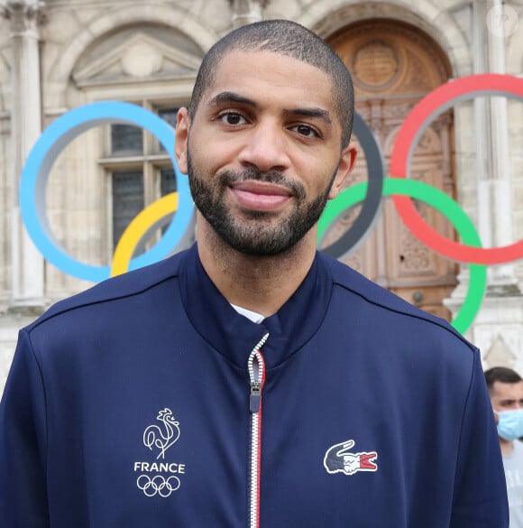 Nicolas Batum - Le drapeau des jeux olympiques est hissé à la mairie de Paris le 9 août 2021 © Panoramic / Bestimage  