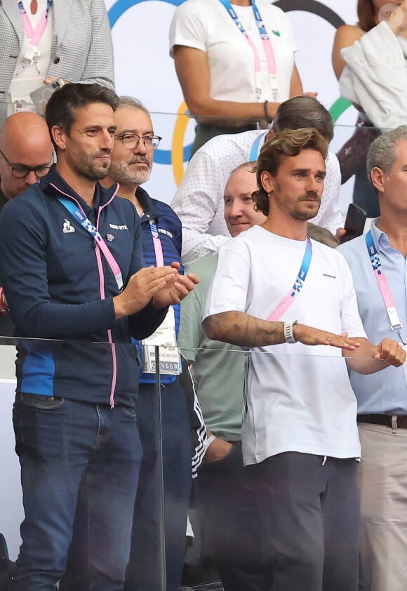 "Il dit quoi Alexis Lebrun après chaque point ? Essai ? Eussai !? Assez ?", se demande Antoine Griezmann sur X
 
Tony Estanguet, Antoine Griezmann - Les célébrités assistent à la Finale de Rugby à 7 opposant la France aux Fidji lors des Jeux Olympiques de Paris (JO) au Stade de France à Saint-Denis, Seine Saint-Denis. © Jacovides-Perusseau/Bestimage