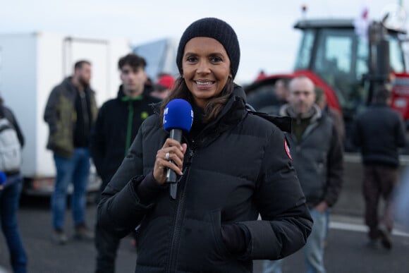 Karine Le Marchand soutient les agriculteurs sur le barrage de l'Autoroute A4 à hauteur de Jossigny en Seine et Marne le 29 Janvier 2024. Comme elle l'avait annoncé la semaine dernière, l'animatrice de l'émission "L'amour est dans le pré", Karine Le Marchand, a amené près de 200 croissants aux agriculteurs sur un barrage sur l'autoroute A4. © Jeremy Melloul - Pierre Perusseau / Bestimage 