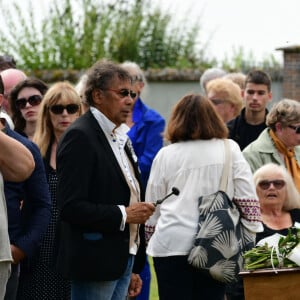 Laurent Voulzy - Obsèques de Pascal Danel au cimetière de Bazoches-sur-le-Betez, le 31 juillet 2024. Sa famille et ses amis dont L.Voulzy, H.Léonard et B.Sauvat sont venus lui rendre un dernier hommage. Pascal Danel est décédé le 25 juillet 2024, victime d'un malaise cardiaque après une opération, à l'âge de 80 ans. © Romain Doucelin / Bestimage