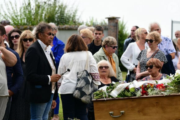 Laurent Voulzy - Obsèques de Pascal Danel au cimetière de Bazoches-sur-le-Betez, le 31 juillet 2024. Sa famille et ses amis dont L.Voulzy, H.Léonard et B.Sauvat sont venus lui rendre un dernier hommage. Pascal Danel est décédé le 25 juillet 2024, victime d'un malaise cardiaque après une opération, à l'âge de 80 ans. © Romain Doucelin / Bestimage