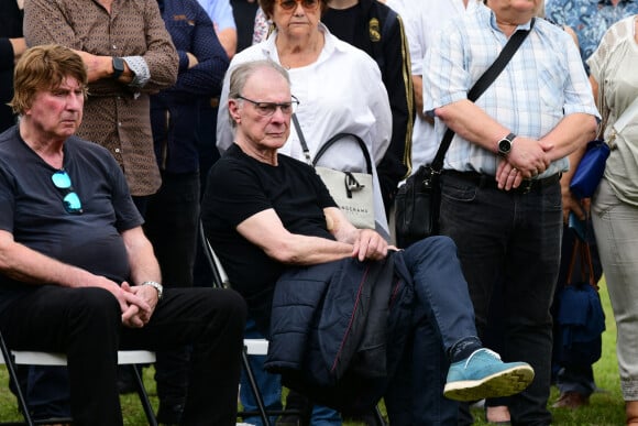 Bernard Sauvat, Herbert Léonard - Obsèques de Pascal Danel au cimetière de Bazoches-sur-le-Betez, le 31 juillet 2024. Sa famille et ses amis dont L.Voulzy, H.Léonard et B.Sauvat sont venus lui rendre un dernier hommage. Pascal Danel est décédé le 25 juillet 2024, victime d'un malaise cardiaque après une opération, à l'âge de 80 ans. © Romain Doucelin / Bestimage