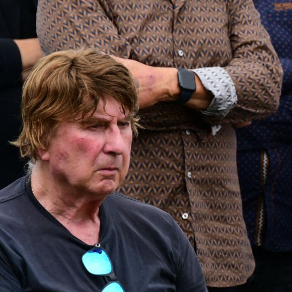 Bernard Sauvat, Herbert Léonard - Obsèques de Pascal Danel au cimetière de Bazoches-sur-le-Betez, le 31 juillet 2024. Sa famille et ses amis dont L.Voulzy, H.Léonard et B.Sauvat sont venus lui rendre un dernier hommage. Pascal Danel est décédé le 25 juillet 2024, victime d'un malaise cardiaque après une opération, à l'âge de 80 ans. © Romain Doucelin / Bestimage