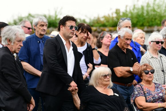 Grégoire Collard, Jean-Pierre Danel, le fils du défunt, et sa mère Margit, guest - Obsèques de Pascal Danel au cimetière de Bazoches-sur-le-Betez, le 31 juillet 2024. Sa famille et ses amis dont L.Voulzy, H.Léonard et B.Sauvat sont venus lui rendre un dernier hommage. Pascal Danel est décédé le 25 juillet 2024, victime d'un malaise cardiaque après une opération, à l'âge de 80 ans. © Romain Doucelin / Bestimage