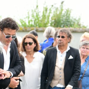 Bernard Sauvat, Herbert Léonard, Jean-Pierre Danel, le fils du défunt et sa mère Margit, Laurent Voulzy - Obsèques de Pascal Danel au cimetière de Bazoches-sur-le-Betez, le 31 juillet 2024. Sa famille et ses amis dont L.Voulzy, H.Léonard et B.Sauvat sont venus lui rendre un dernier hommage. Pascal Danel est décédé le 25 juillet 2024, victime d'un malaise cardiaque après une opération, à l'âge de 80 ans. © Romain Doucelin / Bestimage