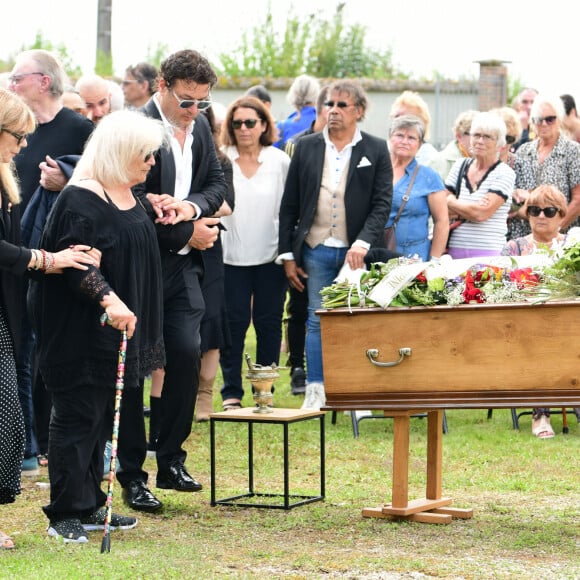 Bernard Sauvat, Herbert Léonard, Jean-Pierre Danel, le fils du défunt et sa mère Margit, Laurent Voulzy - Obsèques de Pascal Danel au cimetière de Bazoches-sur-le-Betez, le 31 juillet 2024. Sa famille et ses amis dont L.Voulzy, H.Léonard et B.Sauvat sont venus lui rendre un dernier hommage. Pascal Danel est décédé le 25 juillet 2024, victime d'un malaise cardiaque après une opération, à l'âge de 80 ans. © Romain Doucelin / Bestimage