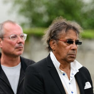 Laurent Voulzy - Obsèques de Pascal Danel au cimetière de Bazoches-sur-le-Betez, le 31 juillet 2024. Sa famille et ses amis dont L.Voulzy, H.Léonard et B.Sauvat sont venus lui rendre un dernier hommage. Pascal Danel est décédé le 25 juillet 2024, victime d'un malaise cardiaque après une opération, à l'âge de 80 ans. © Romain Doucelin / Bestimage