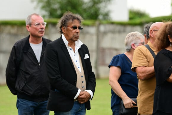 Laurent Voulzy - Obsèques de Pascal Danel au cimetière de Bazoches-sur-le-Betez, le 31 juillet 2024. Sa famille et ses amis dont L.Voulzy, H.Léonard et B.Sauvat sont venus lui rendre un dernier hommage. Pascal Danel est décédé le 25 juillet 2024, victime d'un malaise cardiaque après une opération, à l'âge de 80 ans. © Romain Doucelin / Bestimage