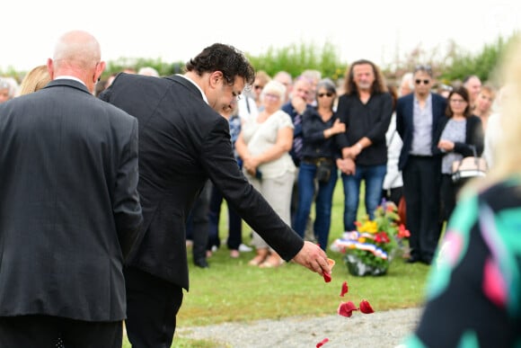 Jean-Pierre Danel, le fils du défunt - Obsèques de Pascal Danel au cimetière de Bazoches-sur-le-Betez, le 31 juillet 2024. Sa famille et ses amis dont L.Voulzy, H.Léonard et B.Sauvat sont venus lui rendre un dernier hommage. Pascal Danel est décédé le 25 juillet 2024, victime d'un malaise cardiaque après une opération, à l'âge de 80 ans. © Romain Doucelin / Bestimage