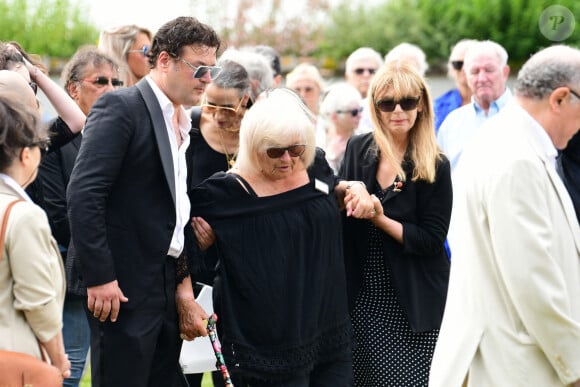 Les obsèques de Jean-Pierre Danel ont eu lieu en ce dernier jour de juillet
Jean-Pierre Danel, le fils du défunt, et sa mère Margit - Obsèques de Pascal Danel au cimetière de Bazoches-sur-le-Betez. Sa famille et ses amis dont L.Voulzy, H.Léonard et B.Sauvat sont venus lui rendre un dernier hommage. Pascal Danel est décédé, victime d'un malaise cardiaque après une opération, à l'âge de 80 ans. © Romain Doucelin / Bestimage