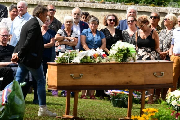 Laurent Voulzy - Obsèques de Pascal Danel au cimetière de Bazoches-sur-le-Betez, le 31 juillet 2024. Sa famille et ses amis dont L.Voulzy, H.Léonard et B.Sauvat sont venus lui rendre un dernier hommage. Pascal Danel est décédé le 25 juillet 2024, victime d'un malaise cardiaque après une opération, à l'âge de 80 ans. © Romain Doucelin / Bestimage