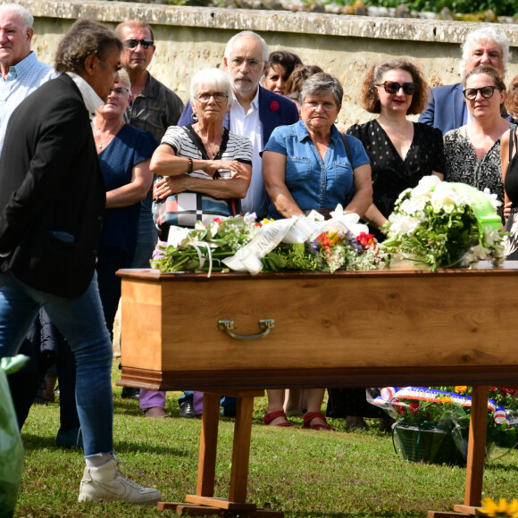 Laurent Voulzy - Obsèques de Pascal Danel au cimetière de Bazoches-sur-le-Betez, le 31 juillet 2024. Sa famille et ses amis dont L.Voulzy, H.Léonard et B.Sauvat sont venus lui rendre un dernier hommage. Pascal Danel est décédé le 25 juillet 2024, victime d'un malaise cardiaque après une opération, à l'âge de 80 ans. © Romain Doucelin / Bestimage