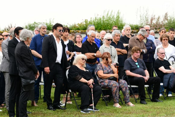 Jean-Pierre Danel, le fils du défunt, et sa mère Margit, guest, Bernard Sauvat, Herbert Léonard - Obsèques de Pascal Danel au cimetière de Bazoches-sur-le-Betez, le 31 juillet 2024. Sa famille et ses amis dont L.Voulzy, H.Léonard et B.Sauvat sont venus lui rendre un dernier hommage. Pascal Danel est décédé le 25 juillet 2024, victime d'un malaise cardiaque après une opération, à l'âge de 80 ans. © Romain Doucelin / Bestimage