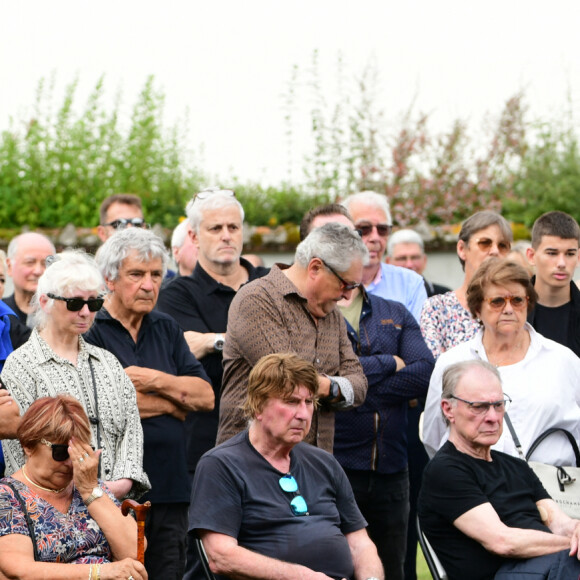 Jean-Pierre Danel, le fils du défunt, et sa mère Margit, guest, Bernard Sauvat, Herbert Léonard - Obsèques de Pascal Danel au cimetière de Bazoches-sur-le-Betez, le 31 juillet 2024. Sa famille et ses amis dont L.Voulzy, H.Léonard et B.Sauvat sont venus lui rendre un dernier hommage. Pascal Danel est décédé le 25 juillet 2024, victime d'un malaise cardiaque après une opération, à l'âge de 80 ans. © Romain Doucelin / Bestimage