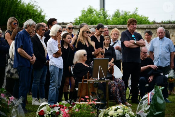 Laurent Voulzy, Margit, la première femme du défunt, Bernard Sauvat, Herbert Léonard - Obsèques de Pascal Danel au cimetière de Bazoches-sur-le-Betez, le 31 juillet 2024. Sa famille et ses amis dont L.Voulzy, H.Léonard et B.Sauvat sont venus lui rendre un dernier hommage. Pascal Danel est décédé le 25 juillet 2024, victime d'un malaise cardiaque après une opération, à l'âge de 80 ans. © Romain Doucelin / Bestimage