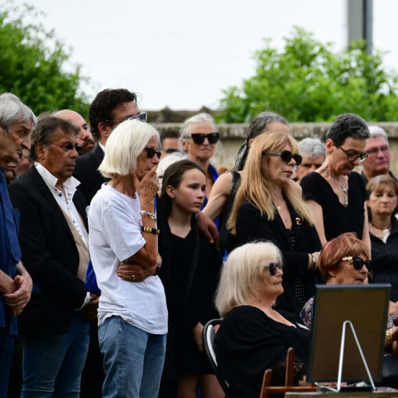 Laurent Voulzy, Margit, la première femme du défunt, Bernard Sauvat, Herbert Léonard - Obsèques de Pascal Danel au cimetière de Bazoches-sur-le-Betez, le 31 juillet 2024. Sa famille et ses amis dont L.Voulzy, H.Léonard et B.Sauvat sont venus lui rendre un dernier hommage. Pascal Danel est décédé le 25 juillet 2024, victime d'un malaise cardiaque après une opération, à l'âge de 80 ans. © Romain Doucelin / Bestimage