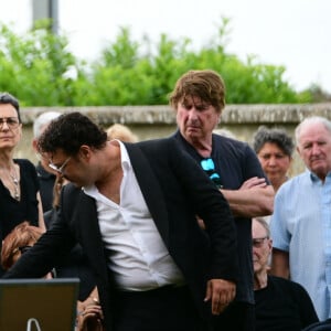 Laurent Voulzy, Margit, la première femme du défunt, et son fils Jean-Pierre Danel, Bernard Sauvat - Obsèques de Pascal Danel au cimetière de Bazoches-sur-le-Betez, le 31 juillet 2024. Sa famille et ses amis dont L.Voulzy, H.Léonard et B.Sauvat sont venus lui rendre un dernier hommage. Pascal Danel est décédé le 25 juillet 2024, victime d'un malaise cardiaque après une opération, à l'âge de 80 ans. © Romain Doucelin / Bestimage