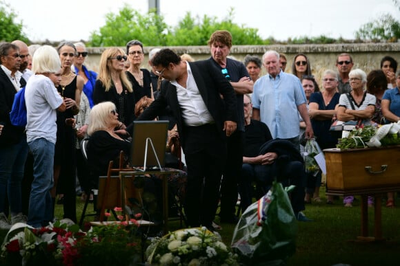 Laurent Voulzy, Margit, la première femme du défunt, et son fils Jean-Pierre Danel, Bernard Sauvat - Obsèques de Pascal Danel au cimetière de Bazoches-sur-le-Betez, le 31 juillet 2024. Sa famille et ses amis dont L.Voulzy, H.Léonard et B.Sauvat sont venus lui rendre un dernier hommage. Pascal Danel est décédé le 25 juillet 2024, victime d'un malaise cardiaque après une opération, à l'âge de 80 ans. © Romain Doucelin / Bestimage