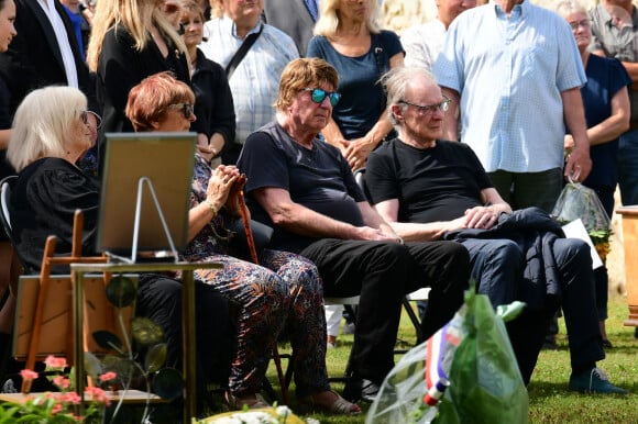 Margit, la première femme du défunt, guest, Bernard Sauvat, Herbert Léonard - Obsèques de Pascal Danel au cimetière de Bazoches-sur-le-Betez, le 31 juillet 2024. Sa famille et ses amis dont L.Voulzy, H.Léonard et B.Sauvat sont venus lui rendre un dernier hommage. Pascal Danel est décédé le 25 juillet 2024, victime d'un malaise cardiaque après une opération, à l'âge de 80 ans. © Romain Doucelin / Bestimage