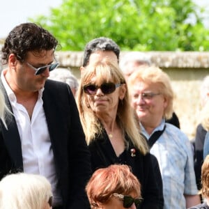 Jean-Pierre Danel, fils de Pascal Danel et sa maman Margit, première épouse du défunt, se sont serré les coudes
Laurent Voulzy, Margit, la première femme du défunt, et son fils Jean-Pierre Danel - Obsèques de Pascal Danel au cimetière de Bazoches-sur-le-Betez, le 31 juillet 2024. Sa famille et ses amis dont L.Voulzy, H.Léonard et B.Sauvat sont venus lui rendre un dernier hommage. Pascal Danel est décédé le 25 juillet 2024, victime d'un malaise cardiaque après une opération, à l'âge de 80 ans. © Romain Doucelin / Bestimage