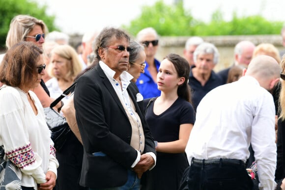 Laurent Voulzy - Obsèques de Pascal Danel au cimetière de Bazoches-sur-le-Betez, le 31 juillet 2024. Sa famille et ses amis dont L.Voulzy, H.Léonard et B.Sauvat sont venus lui rendre un dernier hommage. Pascal Danel est décédé le 25 juillet 2024, victime d'un malaise cardiaque après une opération, à l'âge de 80 ans. © Romain Doucelin / Bestimage