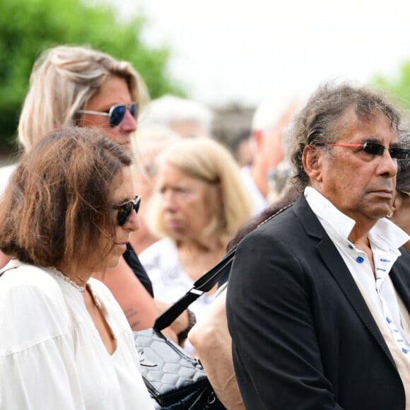 Laurent Voulzy - Obsèques de Pascal Danel au cimetière de Bazoches-sur-le-Betez, le 31 juillet 2024. Sa famille et ses amis dont L.Voulzy, H.Léonard et B.Sauvat sont venus lui rendre un dernier hommage. Pascal Danel est décédé le 25 juillet 2024, victime d'un malaise cardiaque après une opération, à l'âge de 80 ans. © Romain Doucelin / Bestimage