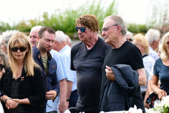 Bernard Sauvat et Herbert Léonard - Obsèques de Pascal Danel au cimetière de Bazoches-sur-le-Betez, le 31 juillet 2024. Sa famille et ses amis dont L.Voulzy, H.Léonard et B.Sauvat sont venus lui rendre un dernier hommage. Pascal Danel est décédé le 25 juillet 2024, victime d'un malaise cardiaque après une opération, à l'âge de 80 ans. © Romain Doucelin / Bestimage