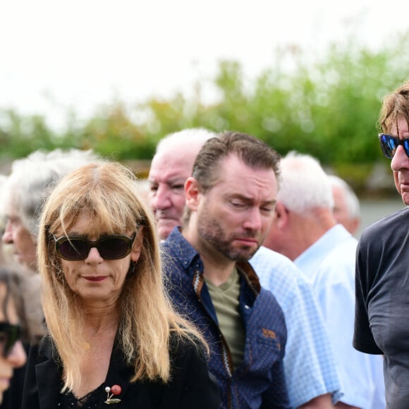 Bernard Sauvat et Herbert Léonard - Obsèques de Pascal Danel au cimetière de Bazoches-sur-le-Betez, le 31 juillet 2024. Sa famille et ses amis dont L.Voulzy, H.Léonard et B.Sauvat sont venus lui rendre un dernier hommage. Pascal Danel est décédé le 25 juillet 2024, victime d'un malaise cardiaque après une opération, à l'âge de 80 ans. © Romain Doucelin / Bestimage