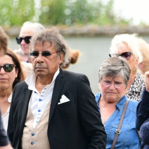 Laurent Voulzy - Obsèques de Pascal Danel au cimetière de Bazoches-sur-le-Betez, le 31 juillet 2024. Sa famille et ses amis dont L.Voulzy, H.Léonard et B.Sauvat sont venus lui rendre un dernier hommage. Pascal Danel est décédé le 25 juillet 2024, victime d'un malaise cardiaque après une opération, à l'âge de 80 ans. © Romain Doucelin / Bestimage