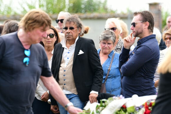 Laurent Voulzy - Obsèques de Pascal Danel au cimetière de Bazoches-sur-le-Betez, le 31 juillet 2024. Sa famille et ses amis dont L.Voulzy, H.Léonard et B.Sauvat sont venus lui rendre un dernier hommage. Pascal Danel est décédé le 25 juillet 2024, victime d'un malaise cardiaque après une opération, à l'âge de 80 ans. © Romain Doucelin / Bestimage