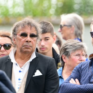 Laurent Voulzy - Obsèques de Pascal Danel au cimetière de Bazoches-sur-le-Betez, le 31 juillet 2024. Sa famille et ses amis dont L.Voulzy, H.Léonard et B.Sauvat sont venus lui rendre un dernier hommage. Pascal Danel est décédé le 25 juillet 2024, victime d'un malaise cardiaque après une opération, à l'âge de 80 ans. © Romain Doucelin / Bestimage