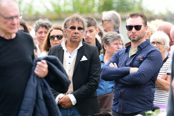 Laurent Voulzy - Obsèques de Pascal Danel au cimetière de Bazoches-sur-le-Betez, le 31 juillet 2024. Sa famille et ses amis dont L.Voulzy, H.Léonard et B.Sauvat sont venus lui rendre un dernier hommage. Pascal Danel est décédé le 25 juillet 2024, victime d'un malaise cardiaque après une opération, à l'âge de 80 ans. © Romain Doucelin / Bestimage