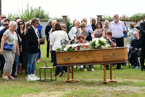 Laurent Voulzy, Bernard Sauvat, Herbert Léonard - Obsèques de Pascal Danel au cimetière de Bazoches-sur-le-Betez, le 31 juillet 2024. Sa famille et ses amis dont L.Voulzy, H.Léonard et B.Sauvat sont venus lui rendre un dernier hommage. Pascal Danel est décédé le 25 juillet 2024, victime d'un malaise cardiaque après une opération, à l'âge de 80 ans. © Romain Doucelin / Bestimage