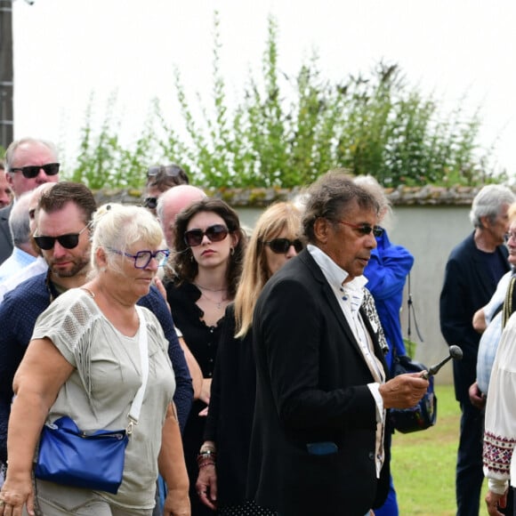 Laurent Voulzy, Bernard Sauvat, Herbert Léonard - Obsèques de Pascal Danel au cimetière de Bazoches-sur-le-Betez, le 31 juillet 2024. Sa famille et ses amis dont L.Voulzy, H.Léonard et B.Sauvat sont venus lui rendre un dernier hommage. Pascal Danel est décédé le 25 juillet 2024, victime d'un malaise cardiaque après une opération, à l'âge de 80 ans. © Romain Doucelin / Bestimage