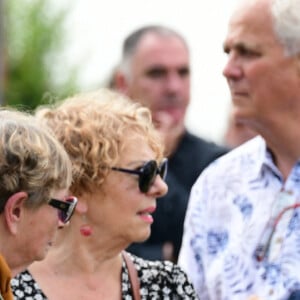 Laurent Voulzy et Margit, la première femme du défunt - Obsèques de Pascal Danel au cimetière de Bazoches-sur-le-Betez, le 31 juillet 2024. Sa famille et ses amis dont L.Voulzy, H.Léonard et B.Sauvat sont venus lui rendre un dernier hommage. Pascal Danel est décédé le 25 juillet 2024, victime d'un malaise cardiaque après une opération, à l'âge de 80 ans. © Romain Doucelin / Bestimage