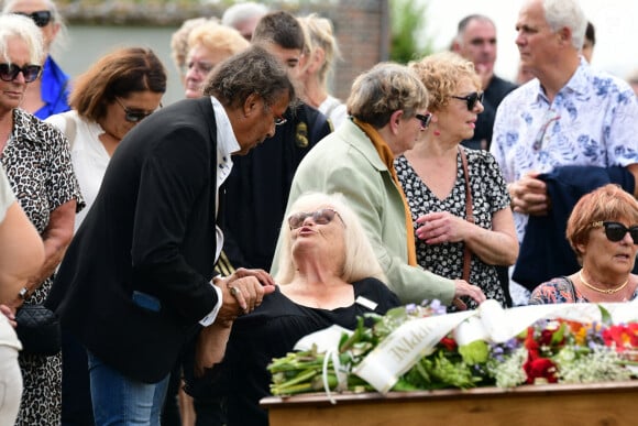 Laurent Voulzy et Margit, la première femme du défunt - Obsèques de Pascal Danel au cimetière de Bazoches-sur-le-Betez, le 31 juillet 2024. Sa famille et ses amis dont L.Voulzy, H.Léonard et B.Sauvat sont venus lui rendre un dernier hommage. Pascal Danel est décédé le 25 juillet 2024, victime d'un malaise cardiaque après une opération, à l'âge de 80 ans. © Romain Doucelin / Bestimage