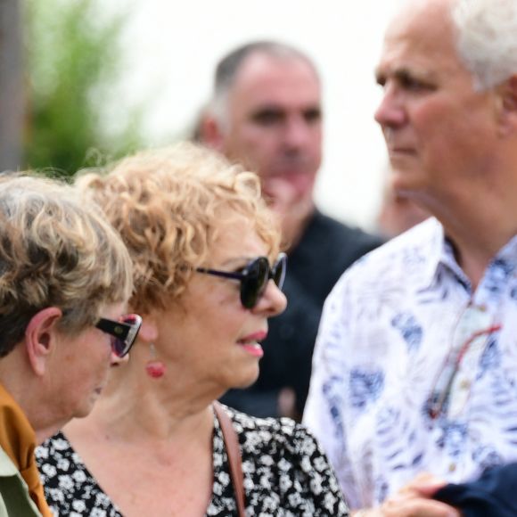 Laurent Voulzy et Margit, la première femme du défunt - Obsèques de Pascal Danel au cimetière de Bazoches-sur-le-Betez, le 31 juillet 2024. Sa famille et ses amis dont L.Voulzy, H.Léonard et B.Sauvat sont venus lui rendre un dernier hommage. Pascal Danel est décédé le 25 juillet 2024, victime d'un malaise cardiaque après une opération, à l'âge de 80 ans. © Romain Doucelin / Bestimage