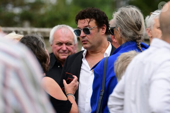 Jean-Pierre Danel, le fils du défunt - Obsèques de Pascal Danel au cimetière de Bazoches-sur-le-Betez, le 31 juillet 2024. Sa famille et ses amis dont L.Voulzy, H.Léonard et B.Sauvat sont venus lui rendre un dernier hommage. Pascal Danel est décédé le 25 juillet 2024, victime d'un malaise cardiaque après une opération, à l'âge de 80 ans. © Romain Doucelin / Bestimage