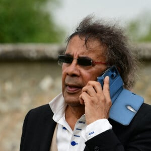 Laurent Voulzy - Obsèques de Pascal Danel au cimetière de Bazoches-sur-le-Betez, le 31 juillet 2024. Sa famille et ses amis dont L.Voulzy, H.Léonard et B.Sauvat sont venus lui rendre un dernier hommage. Pascal Danel est décédé le 25 juillet 2024, victime d'un malaise cardiaque après une opération, à l'âge de 80 ans. © Romain Doucelin / Bestimage