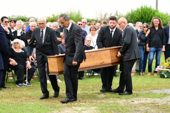 Obsèques de Pascal Danel au cimetière de Bazoches-sur-le-Betez, le 31 juillet 2024. Sa famille et ses amis dont L.Voulzy, H.Léonard et B.Sauvat sont venus lui rendre un dernier hommage. Pascal Danel est décédé le 25 juillet 2024, victime d'un malaise cardiaque après une opération, à l'âge de 80 ans. © Romain Doucelin / Bestimage