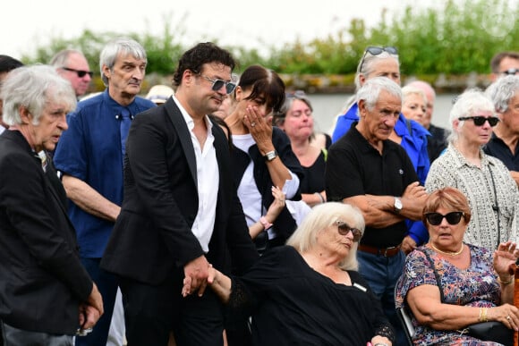 Grégoire Collard, Jean-Pierre Danel, le fils du défunt, et sa mère Margit, guest - Obsèques de Pascal Danel au cimetière de Bazoches-sur-le-Betez, le 31 juillet 2024. Sa famille et ses amis dont L.Voulzy, H.Léonard et B.Sauvat sont venus lui rendre un dernier hommage. Pascal Danel est décédé le 25 juillet 2024, victime d'un malaise cardiaque après une opération, à l'âge de 80 ans. © Romain Doucelin / Bestimage