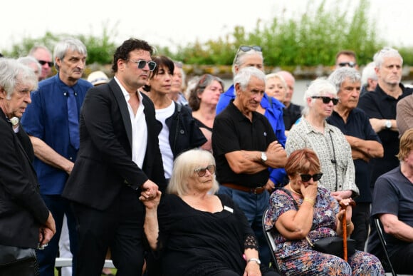 Grégoire Collard, Jean-Pierre Danel, le fils du défunt, et sa mère Margit, guest - Obsèques de Pascal Danel au cimetière de Bazoches-sur-le-Betez, le 31 juillet 2024. Sa famille et ses amis dont L.Voulzy, H.Léonard et B.Sauvat sont venus lui rendre un dernier hommage. Pascal Danel est décédé le 25 juillet 2024, victime d'un malaise cardiaque après une opération, à l'âge de 80 ans. © Romain Doucelin / Bestimage