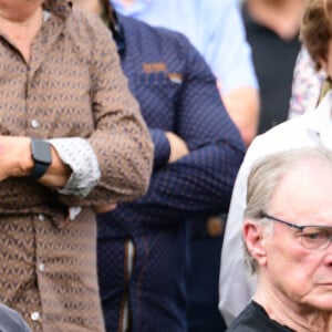 Bernard Sauvat, Herbert Léonard - Obsèques de Pascal Danel au cimetière de Bazoches-sur-le-Betez, le 31 juillet 2024. Sa famille et ses amis dont L.Voulzy, H.Léonard et B.Sauvat sont venus lui rendre un dernier hommage. Pascal Danel est décédé le 25 juillet 2024, victime d'un malaise cardiaque après une opération, à l'âge de 80 ans. © Romain Doucelin / Bestimage