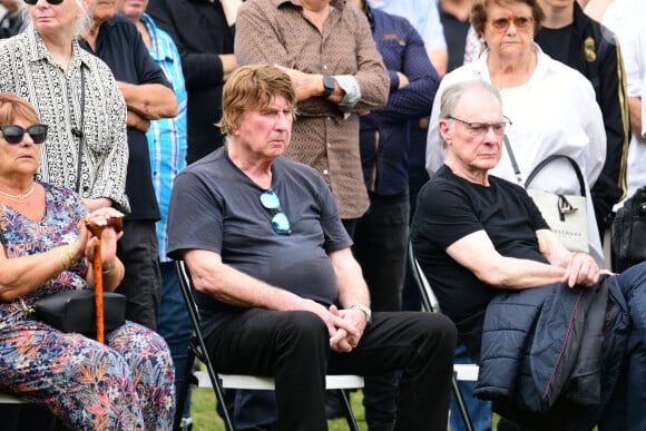 Bernard Sauvat, Herbert Léonard - Obsèques de Pascal Danel au cimetière de Bazoches-sur-le-Betez, le 31 juillet 2024. Sa famille et ses amis dont L.Voulzy, H.Léonard et B.Sauvat sont venus lui rendre un dernier hommage. Pascal Danel est décédé le 25 juillet 2024, victime d'un malaise cardiaque après une opération, à l'âge de 80 ans. © Romain Doucelin / Bestimage