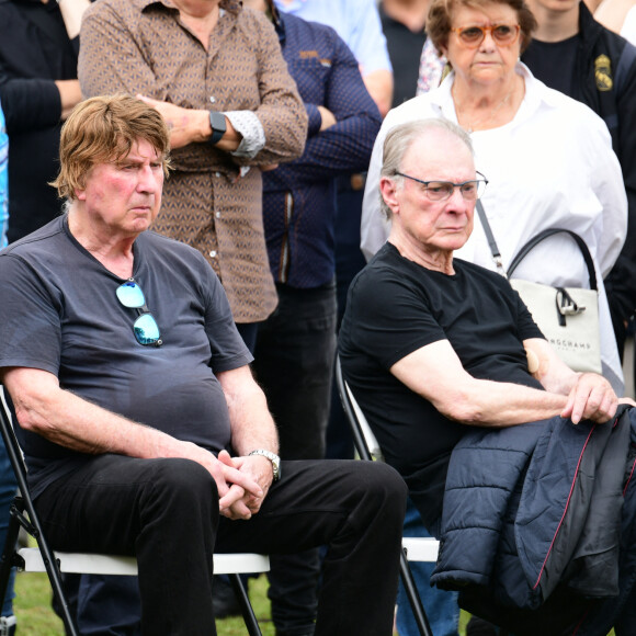 Bernard Sauvat, Herbert Léonard - Obsèques de Pascal Danel au cimetière de Bazoches-sur-le-Betez, le 31 juillet 2024. Sa famille et ses amis dont L.Voulzy, H.Léonard et B.Sauvat sont venus lui rendre un dernier hommage. Pascal Danel est décédé le 25 juillet 2024, victime d'un malaise cardiaque après une opération, à l'âge de 80 ans. © Romain Doucelin / Bestimage