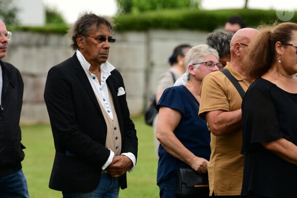 Laurent Voulzy - Obsèques de Pascal Danel au cimetière de Bazoches-sur-le-Betez, le 31 juillet 2024. Sa famille et ses amis dont L.Voulzy, H.Léonard et B.Sauvat sont venus lui rendre un dernier hommage. Pascal Danel est décédé le 25 juillet 2024, victime d'un malaise cardiaque après une opération, à l'âge de 80 ans. © Romain Doucelin / Bestimage